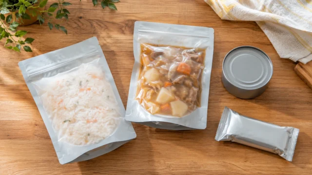 木目のキッチンカウンターに並べた非常食のイメージ