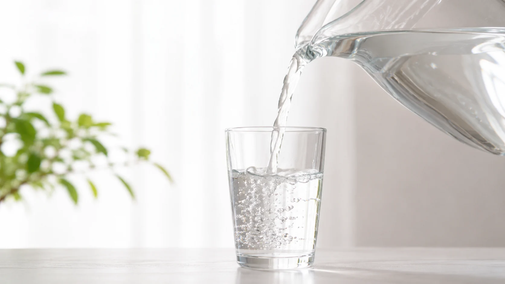 透明なガラスに注がれる純粋で澄んだ水