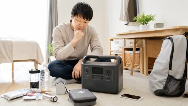 一人暮らしの防災用ポータブル電源を部屋で確認している様子